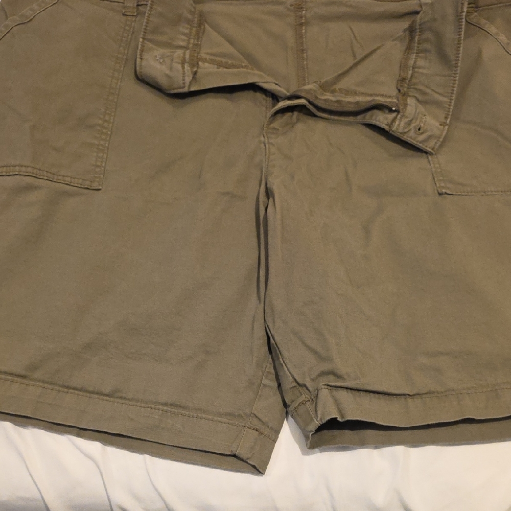 LEE Olive Green Cotton Shorts with Logo Patch